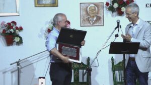 Entrega de la placa por parte del alcalde