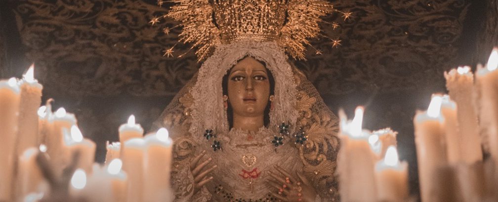 Una vela para la Virgen de la Esperanza, oración y solidaridad