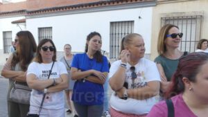Padres y madres del alumnado del CEIP Coca de la Piñera y del IES Ponce de León se han sumado a la iniciativa de la Plataforma Escuelas de Calor para reivindicar mejoras en los centros escolares ante las olas de calor