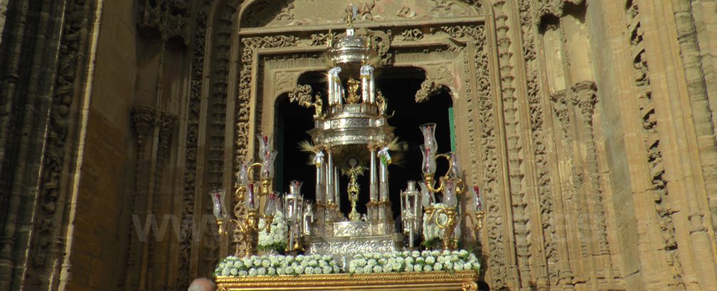 Con la procesión Eucarística de Santiago se llega al fin de este Junio Eucarístico en Utrera
