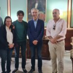 El tataranieto de Enrique de la Cuadra visitó el Ayuntamiento que en tiempos fue la casa familiar y mantuvo un pequeño encuentro con el alcalde de la ciudad