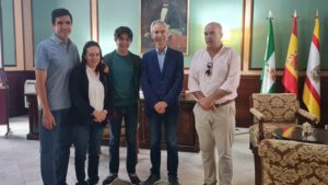 El tataranieto de Enrique de la Cuadra visitó el Ayuntamiento que en tiempos fue la casa familiar y mantuvo un pequeño encuentro con el alcalde de la ciudad