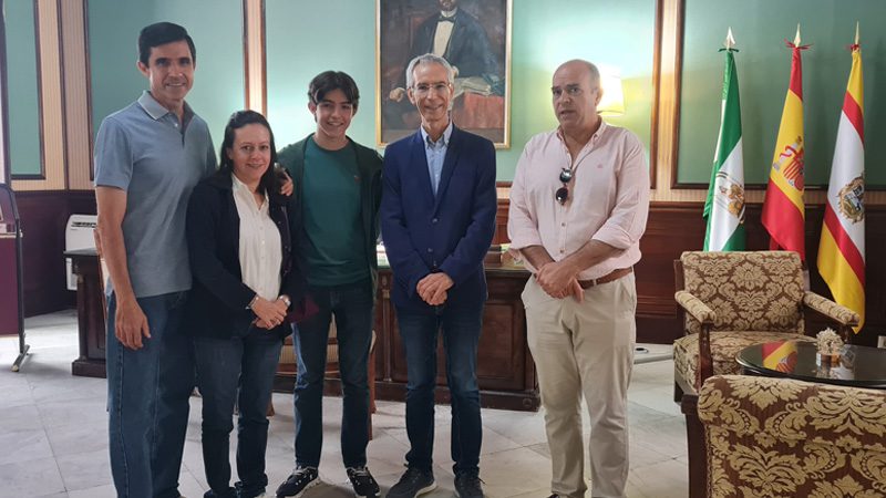 El tataranieto de Enrique de la Cuadra visitó el Ayuntamiento que en tiempos fue la casa familiar y mantuvo un pequeño encuentro con el alcalde de la ciudad