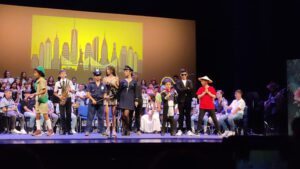  colaboraba en el espectáculo una representación de la escuela de danza de Victoria Kudrina para representar el musical “En la Tierra me colé”