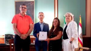 deberá también contar con la aprobación del órgano competente de la Consejería de Educación de la Junta de Andalucía