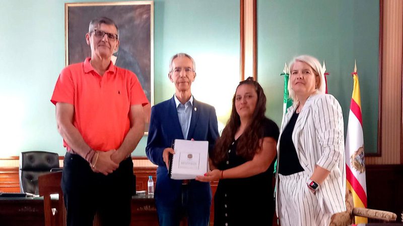deberá también contar con la aprobación del órgano competente de la Consejería de Educación de la Junta de Andalucía