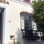 La Biblioteca Municipal ya dispone de rampa de acceso que comunica la planta sótano del inmueble directamente con la calle, en uno de los laterales del edificio, sin necesidad de acceder al interior del mismo.