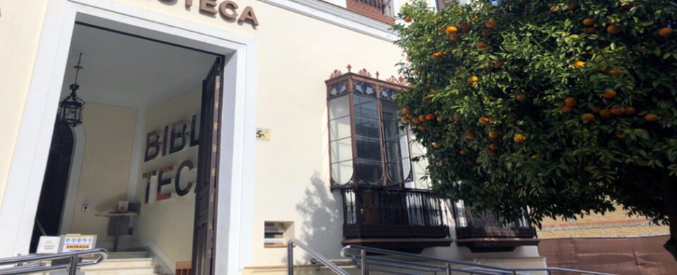 La Biblioteca Municipal ya dispone de rampa de acceso que comunica la planta sótano del inmueble directamente con la calle, en uno de los laterales del edificio, sin necesidad de acceder al interior del mismo.