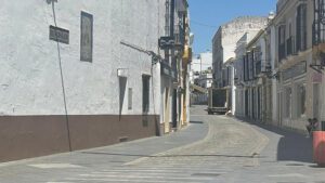 El PSOE de Utrera critica que la calle Ancha siga sin toldos de sombra en plena ola de calor