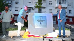 La barriada de La Fontanilla celebra sus 50 años con una convivencia vecinal y la inauguración del monolito