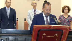 Comercio instala los toldos de la calle Virgen de Consolación ante la llegada de las altas temperaturas