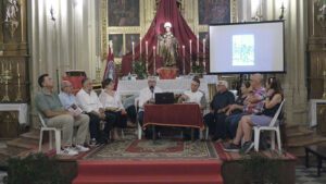 Arranca el programa cultural de Santiago con la inauguración de la exposición y la celebración de la mesa redonda