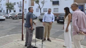 El consistorio ha adquirido una nueva partida de 125 papeleras, unos 60 contenedores destinados a la recogida de residuos orgánicos y 45 bancos