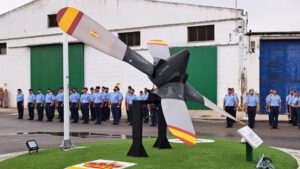 Los Molares inaugura su rotonda con una hélice dedicada a la base aérea de Morón