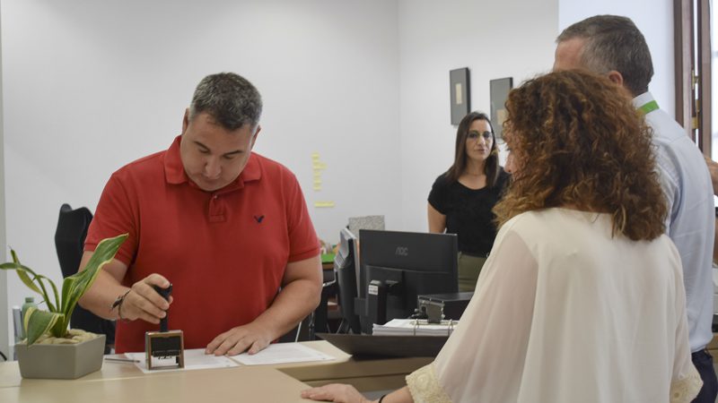 Valle reiteró que “no vamos a parar hasta que nos den una solución y si tenemos que endurecer las protestas, lo vamos a hacer. También en el Parlamento vamos a formular preguntas para que la Consejera de Fomento explique porqué no se soluciona este problema”.