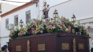 La Barriada Del Carmen disfruta de la salida de la Virgen del Carmen por las calles del barrio