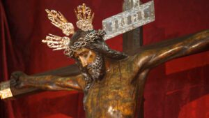 La iniciativa parte de la Hermandad Sacramental y del Redentor Cautivo que, con motivo del 350 aniversario del nombramiento del Santísimo Cristo de Santiago como patrono de Utrera, busca “renovar la devoción por esta imagen cristífera”.