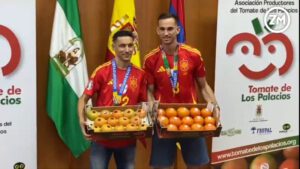 Los jugadores de la selección española, Jesús Navas y Fabián Ruiz, son homenajeados en Los Palacios y Villafranca