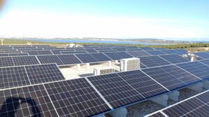 Cox es una empresa energética, especializada en el uso de energías renovables, que en el últimos meses está realizando instalaciones fotovoltaicas de consumo compartido, para diferentes ayuntamientos y edificios municipales en distintas zonas de España