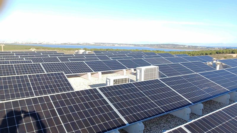 Cox es una empresa energética, especializada en el uso de energías renovables, que en el últimos meses está realizando instalaciones fotovoltaicas de consumo compartido, para diferentes ayuntamientos y edificios municipales en distintas zonas de España