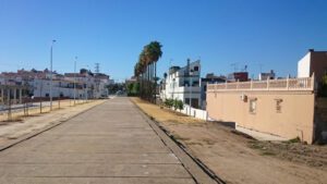 La segunda fase de la reurbanización de la plaza de las Camelias y la eliminación de la banqueta del canal de riego para la reurbanización de la explanada del mercadillo han sido los proyectos aprobados para realizar con cargo a ambos programas