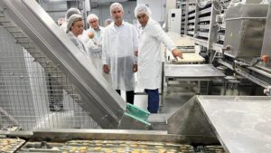 Durante su visita a la empresa Obando, Fernández-Pacheco ha podido conocer el trabajo que se realiza en esta empresa familiar con casi 60 años de historia