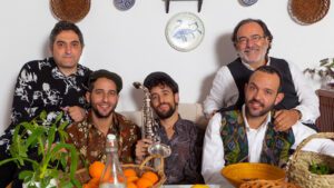 Los integrantes de este quinteto, naturales de Marchena, proceden de familias de músicos y están muy vinculados al mundo de la pedagogía así como de otras actividades interdisciplinares