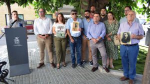 En el acto se depositó un ramo de flores a los pies del monolito que la localidad le dedicó en 1985