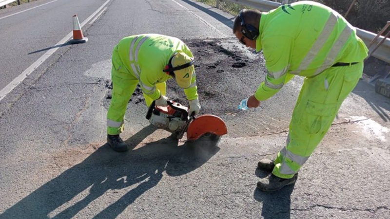 La Consejería de Fomento adjudica este contrato, que garantiza el mantenimiento de estas vías autonómicas durante tres años