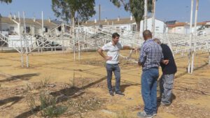Los trabajos van muy avanzados y ya está casi el 90 de las estructuras instaladas y en algunas de estas se están poniendo los toldos