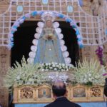 Los cohetes, también, anunciaron que la Virgen ya estaba en la calle para recorrer su barrio acompañada de un gran número de fieles y devotos