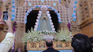 Los cohetes, también, anunciaron que la Virgen ya estaba en la calle para recorrer su barrio acompañada de un gran número de fieles y devotos