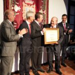 Visiblemente emocionado Diego Panal recibía esta distinción que le fue impuesta por el alcalde de Utrera.