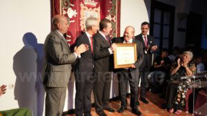 Visiblemente emocionado Diego Panal recibía esta distinción que le fue impuesta por el alcalde de Utrera.