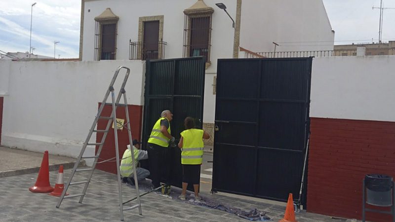 Educación realiza labores de mantenimiento menor en los colegios del municipio a lo largo de todo el curso escolar