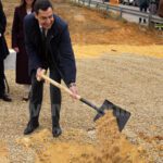 Juanma Moreno inicia la construcción de las 38 viviendas públicas en Utrera