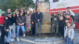 Un monolito conmemorativo frente a la calle Nueva para homenajear a  "El Cuchara"