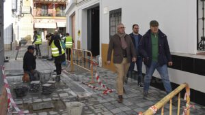 Los Palacios mejora su centro histórico con pavimento de granito para mayor accesibilidad y seguridad
