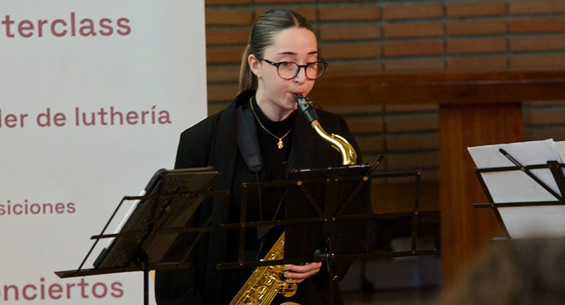 La joven saxofonista utrerana Andrea Rojas Mateos, estudiante de cuarto curso en el Conservatorio Superior de Música de Málaga, ha logrado un hito junto a su cuarteto en el Segundo