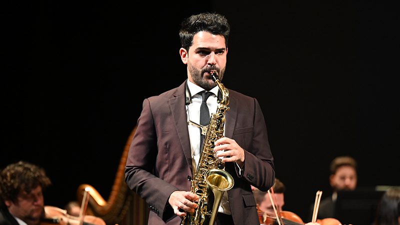 Manu Brazo, el saxofonista utrerano, deslumbra con la OCAL en el Auditorio Maestro Padilla