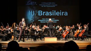 Manu Brazo, el saxofonista utrerano, deslumbra con la OCAL en el Auditorio Maestro Padilla