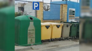 Polémica en Los Molares por el uso de un aparcamiento adaptado como espacio para contenedores de basura