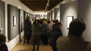 Utrera celebra la cultura gitana con la exposición “Flamencos, una gran familia” de Miguel Alcalá