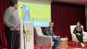 Pilar Núñez, la alumna de 14 años de la Sagrada Familia, que presenta su novela "Debajo de la Farsa"