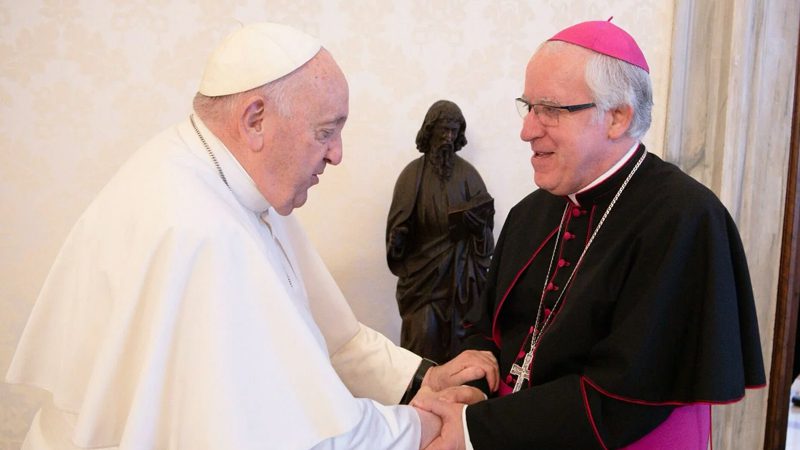 La archidiócesis de Sevilla convoca a todos los fieles en la catedral para orar por el Papa Francisco