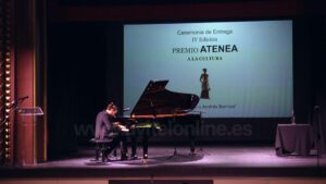 Andrés Barrios recibe el premio Atenea a la Cultura en Utrera