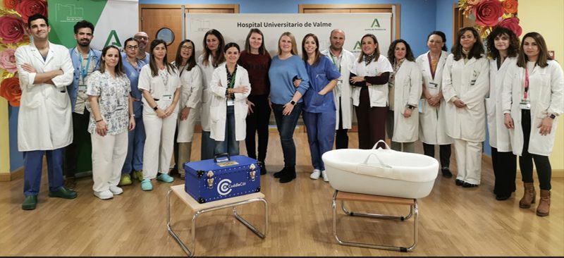 El Hospital de Valme recibe la ‘Cuna de los Abrazos’ para humanizar el duelo perinatal