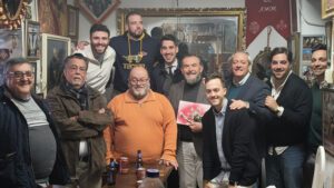 La Tertulia "La Parihuela" entrega la libreta al presentador del pregón de Semana Santa