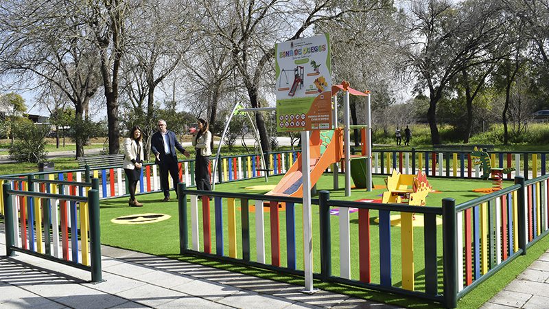 Culminado con fondos palaciegos el nuevo parque infantil en la Avenida Dolores Ibárruri