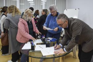 El Ayuntamiento de Los Palacios y las AMPAs exigen a la Junta el inicio urgente de las obras en los institutos locales
